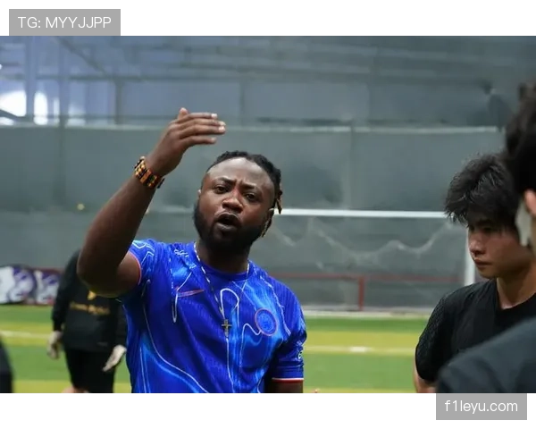 非洲足球传奇球星重返绿茵场，倾力推动青少年足球发展计划