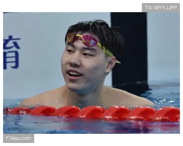 覃海洋昨晚又不是训练时间，硬生生被拍到逛豪宅区，我这穷疯了咋活呀！